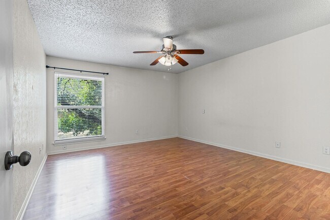 Building Photo - 8113 Baywood Dr