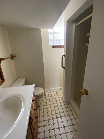 Building Photo - 906 Woodland Ave