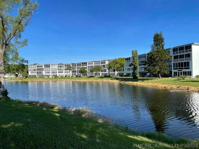 Building Photo - 2154 Cambridge G