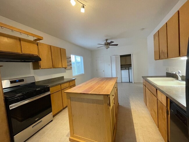 Building Photo - Charming and Updated 1913's Home! Woodstoc...