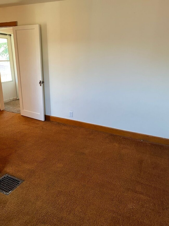 Building Photo - Two Bedroom House in Alton