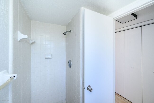 Building Photo - 510 Sharon Cir