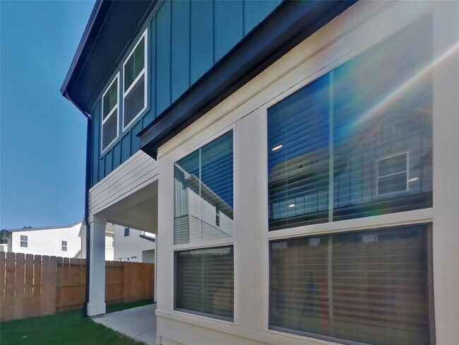 Building Photo - 9835 Willow Creek Commerce Dr