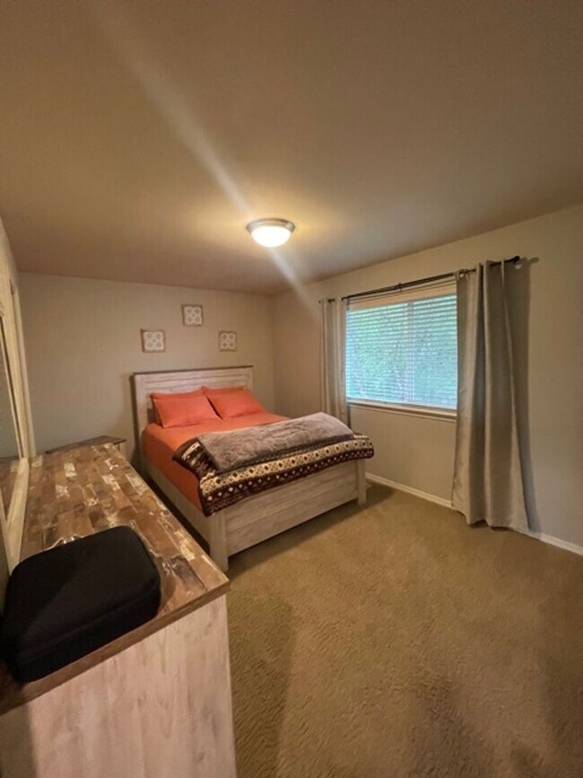 Building Photo - Beautiful 3 Bedroom Plus Den 2.5 Bath Home in Lake Stevens!
