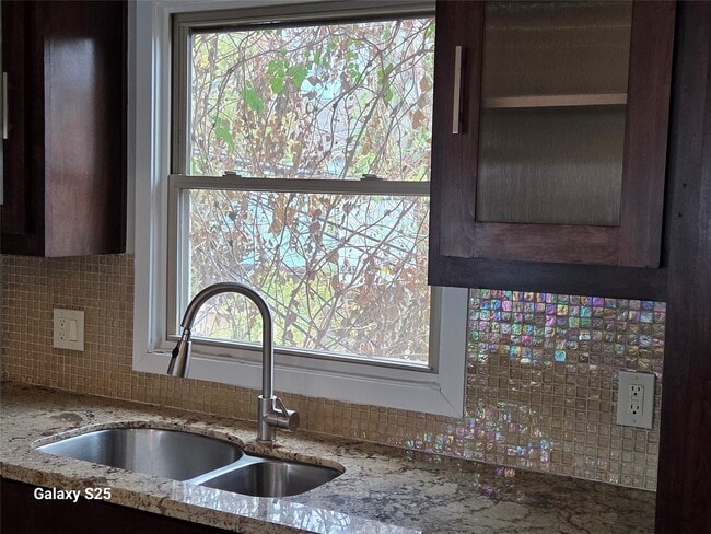 Building Photo - 102 E 5th St