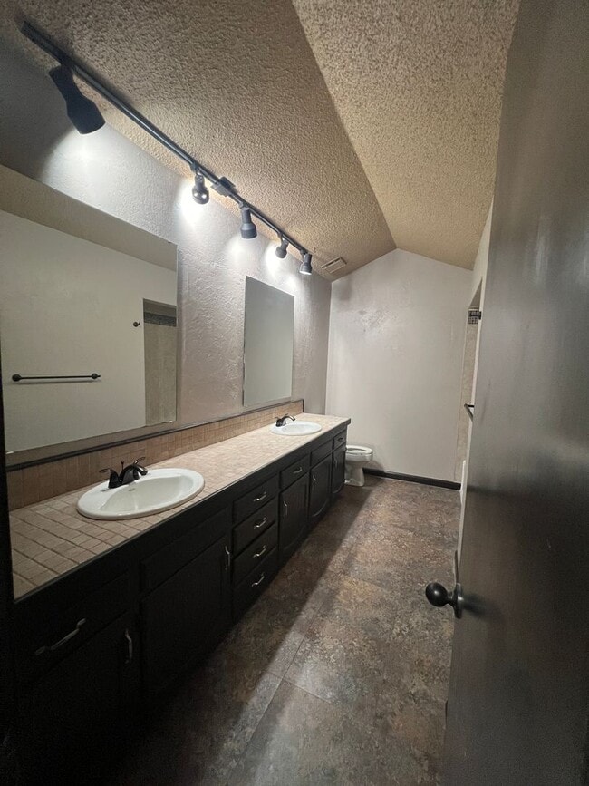 Building Photo - 4 bedroom/2 bath house