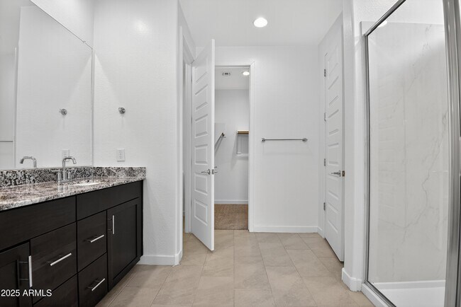 Building Photo - 2555 W Sunland Ave