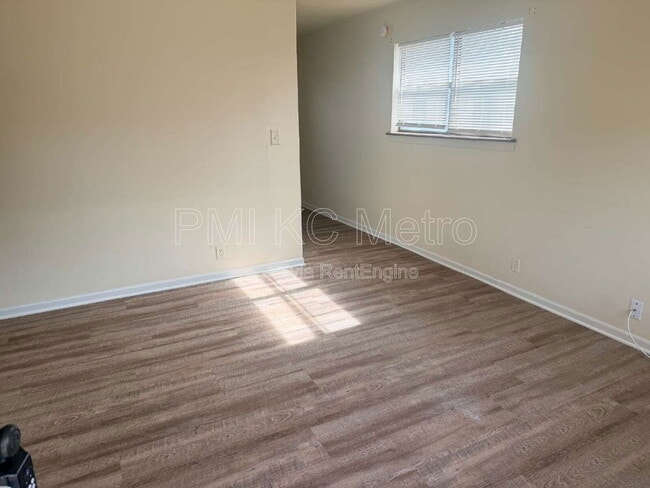 Building Photo - 102 E Sunrise Dr