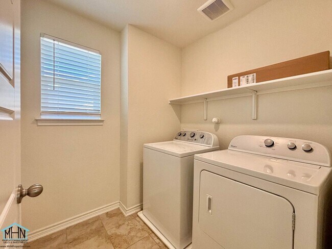 Building Photo - Gorgeous 4 bedroom, 3.5 bath home, minutes...