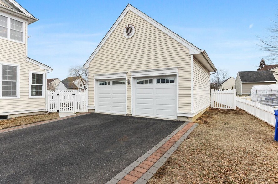 Building Photo - 45 Fenton Ln