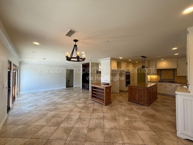 Building Photo - 2166 Palomar Ave