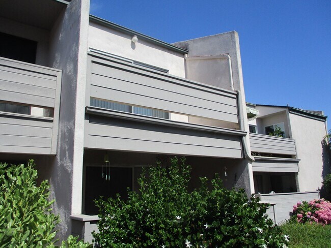 Building Photo - Linda Vista 2nd floor Studio w/Balcony
