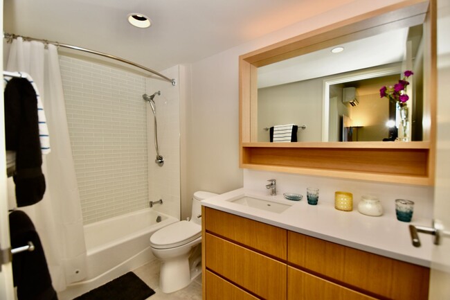 Building Photo - Furnished 2 bd / 2 bath / 1 parking (2nd s...