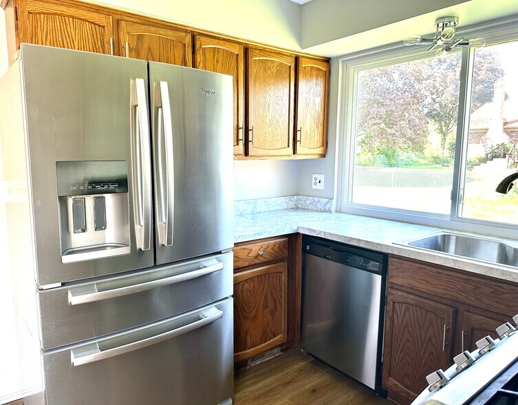 Building Photo - 537 Randall Dr
