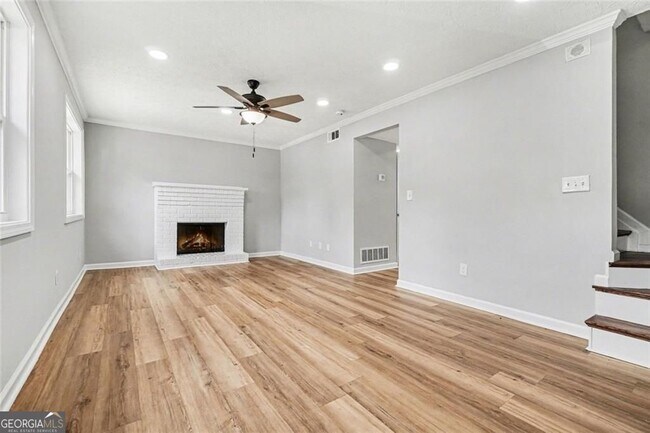 Building Photo - 2952 N Dekalb Dr