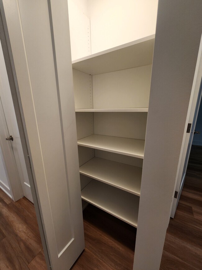 Building Photo - 915 S Ct of Shorewood