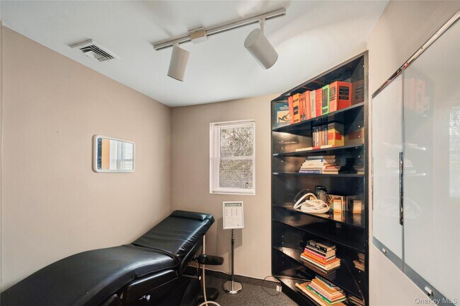 Building Photo - 714 E Park Ave