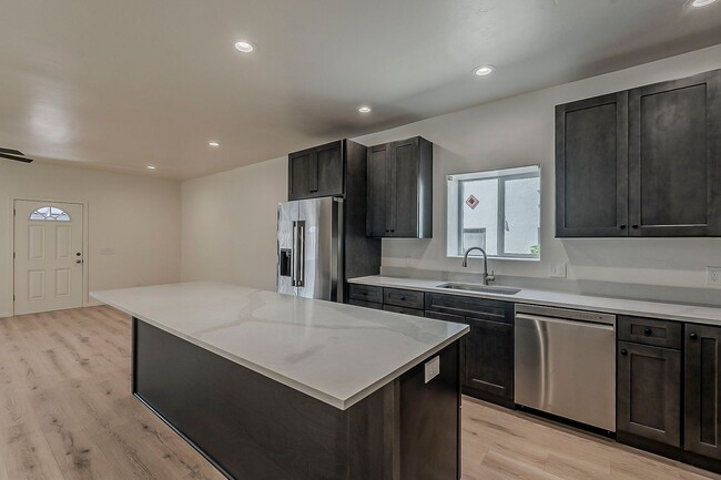 Building Photo - 1625 E 8th St