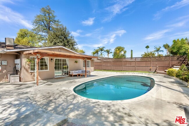Building Photo - 6308 Glide Ave