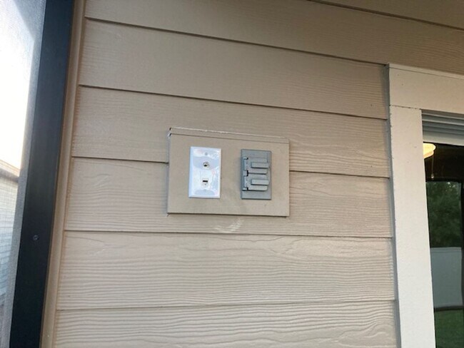 Building Photo - Comfortable 3 Bedroom Home With Great Outdoor Space