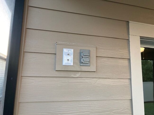 Building Photo - ***TWO WEEKS FREE*** Comfortable 3 Bedroom Home With Great Outdoor Space