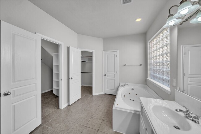 Building Photo - 17426 Memorial Blossom Dr