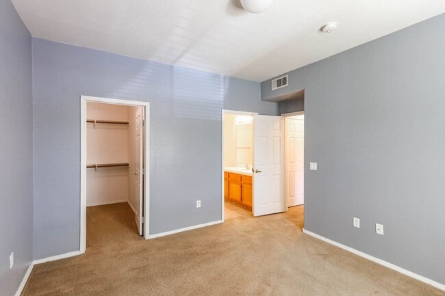 Building Photo - 2 Bed Condo Centrally Located