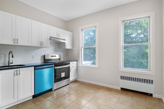 Building Photo - 313 23rd St