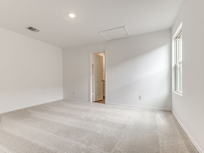 Building Photo - Brand New Home + Edmond Schools + Washer &...