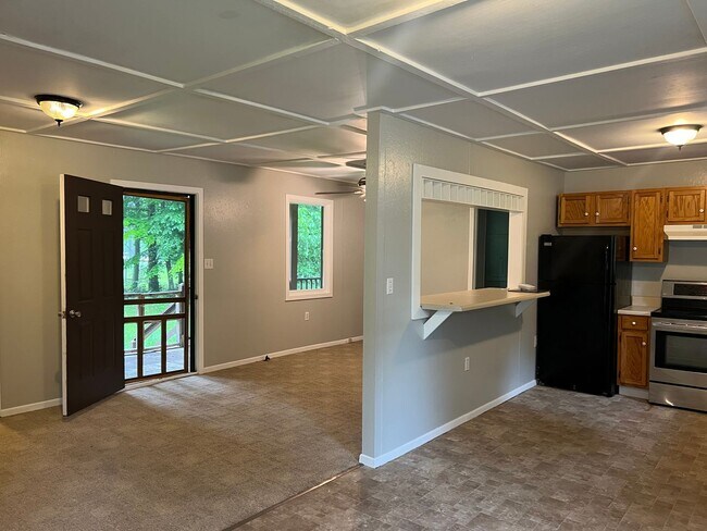 Building Photo - 1 BED 1 BATH PRIVATE RETREAT!