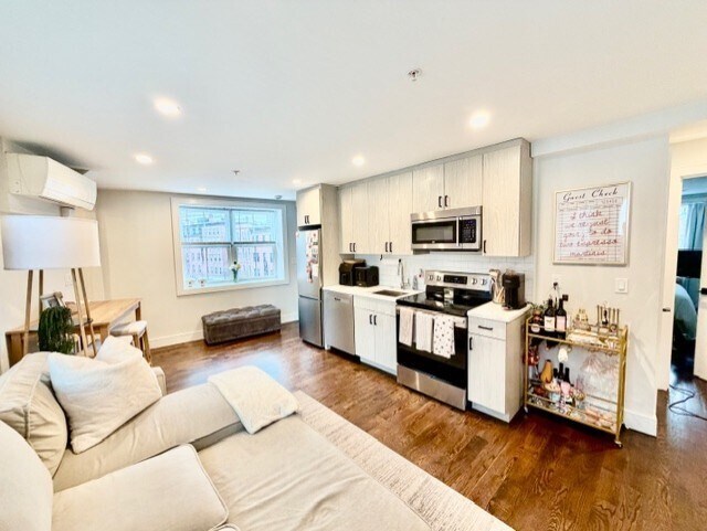 Building Photo - 366 Hanover St