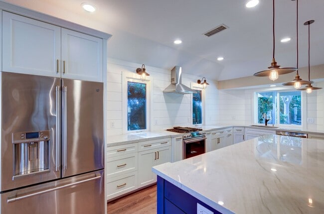 Building Photo - 8241 N Yorktown Dr