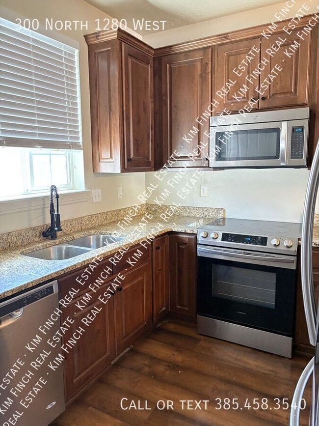 Building Photo - 300 1280 W