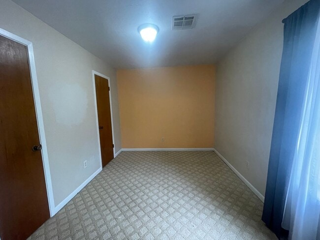 Building Photo - Townhouse Located In Carriage Square