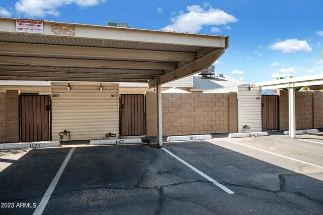 Building Photo - 1077 E Fremont Dr