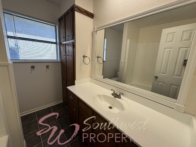 Building Photo - Lovely 3 bedroom 2 bath in desirable neighborhood