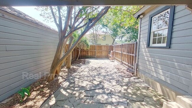 Building Photo - 5830 Kenwood Ave