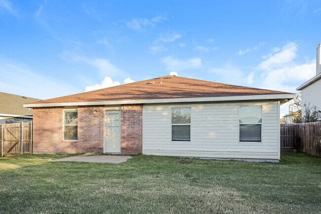 Building Photo - 565 Keble Dr