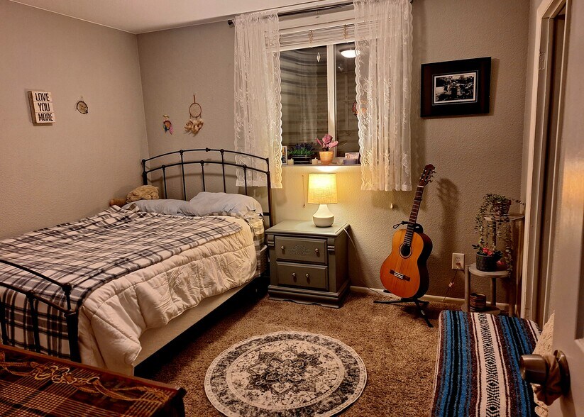 Building Photo - 1917 Oakwood Dr