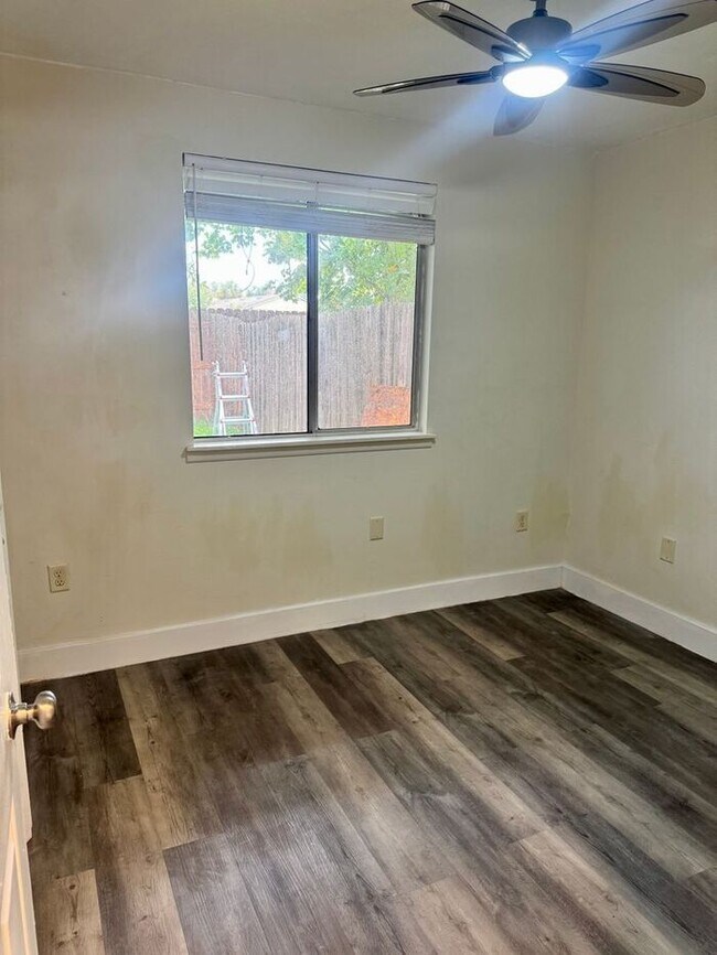 Building Photo - 3 Bedroom 2 Bath Winter Garden Townhome with Remodeled Kitchen and a Fenced Backyard!