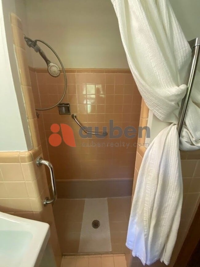 Building Photo - 3 Bedroom 2 Bathroom with Spacious Lot! $3...