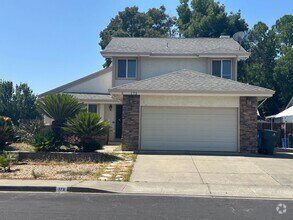 Building Photo - 4 Bedrom 2.5 baths Beauty