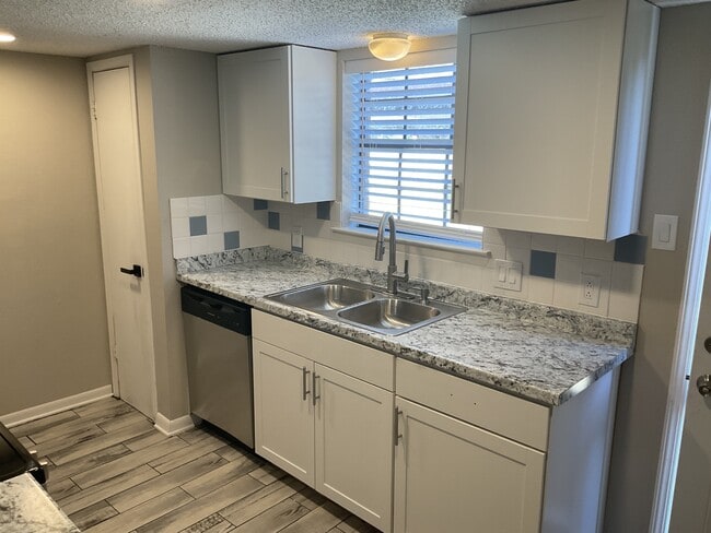 Building Photo - 85 E Caldwood Dr