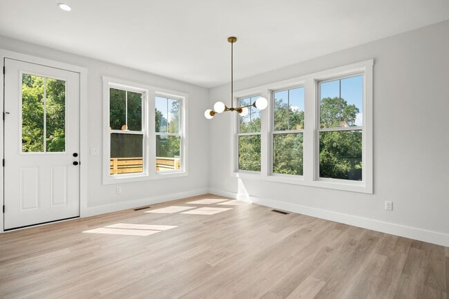 Building Photo - Newer Home in West Asheville!
