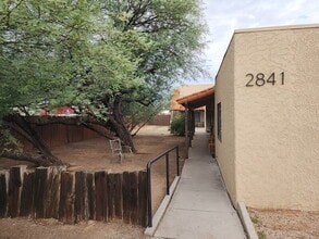 Building Photo - 2BR 1 Ba Upstairs Apartment in Midtown Tucson