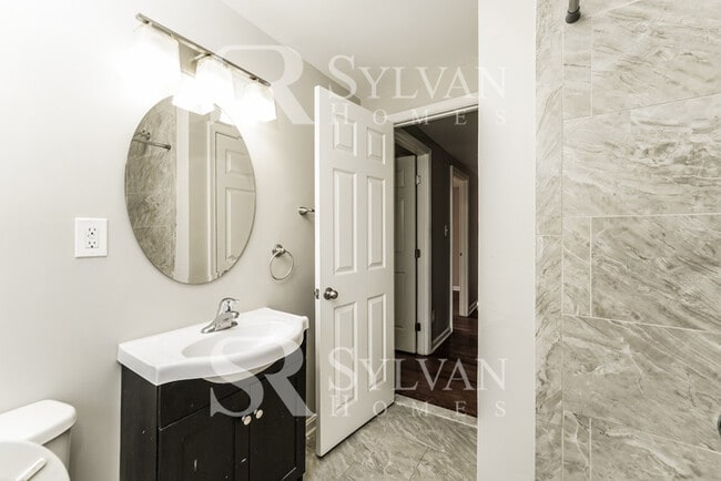 Building Photo - This inviting 4 bedroom 2 bathroom home is...
