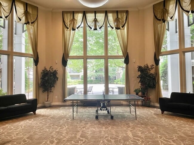 Building Photo - Large and quiet 1 BR 1 BA overlooking cour...