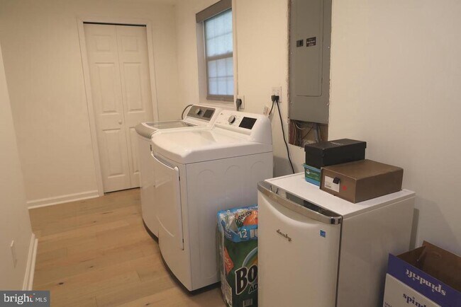 Building Photo - 9530 Ashbourn Dr