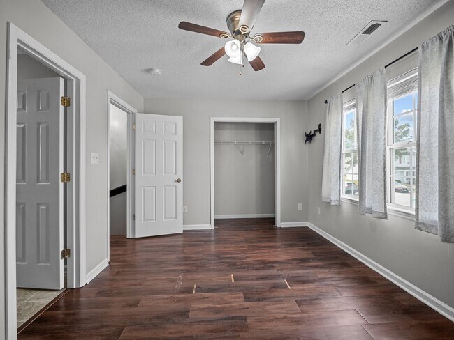 Building Photo - Welcome to Marsh Oaks!