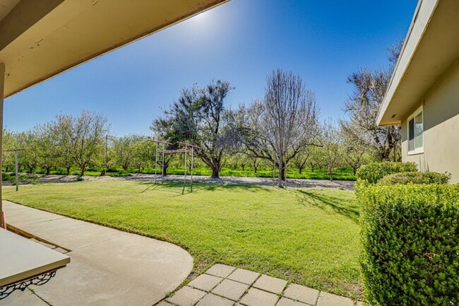 Building Photo - Charming Farmhouse Retreat in Northwest Bakersfield!